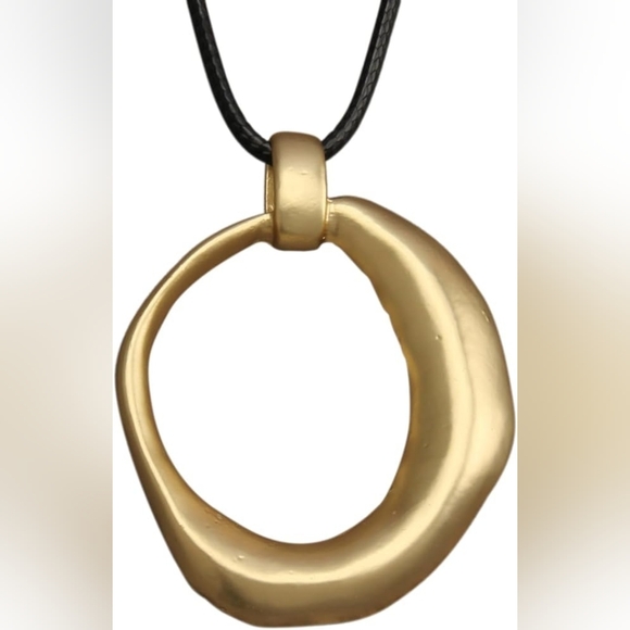 Elegant Gold-Tone Pendant Necklace - Picture 5 of 5